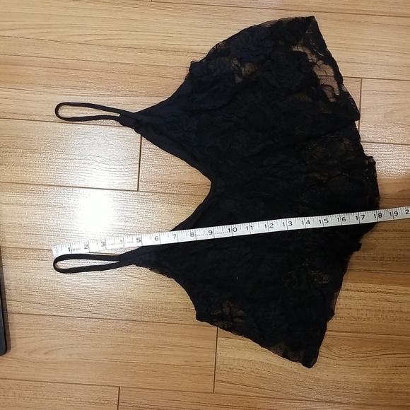 Black crop top with lace overlay - Picture 4 of 8